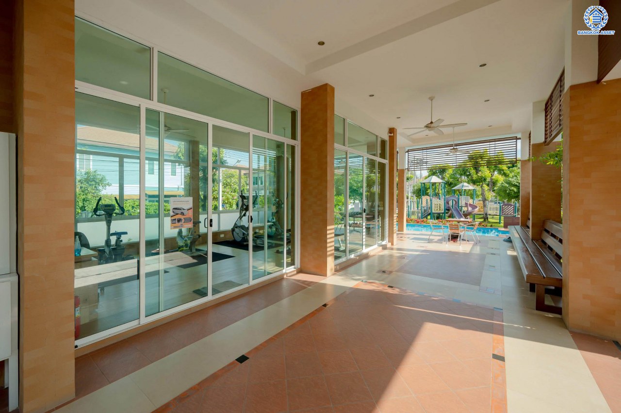 บ้านมือสองตกแต่งใหม่ โครงการ รติรมย์ ฟิฟท์ ราชพฤกษ์-ปิ่นเกล้า หลังมุม เนื้อที่ 57.5 ตร.ว. ฟังก์ชัน 3 ห้องนอน 3 ห้องน้ำ 2 ที่จอดรถ บรรยากาศเป็นส่วนตัว บนทำเลยอดนิยม เชื่อมต่อถนนสวนผัก, ถนนราชพฤกษ์, ถนนบางกรวย-ไทรน้อย ใกล้เซ็นทรัลเวสต์วิลล์ และจุดขึ้นทางด่วน "ศรีรัช"